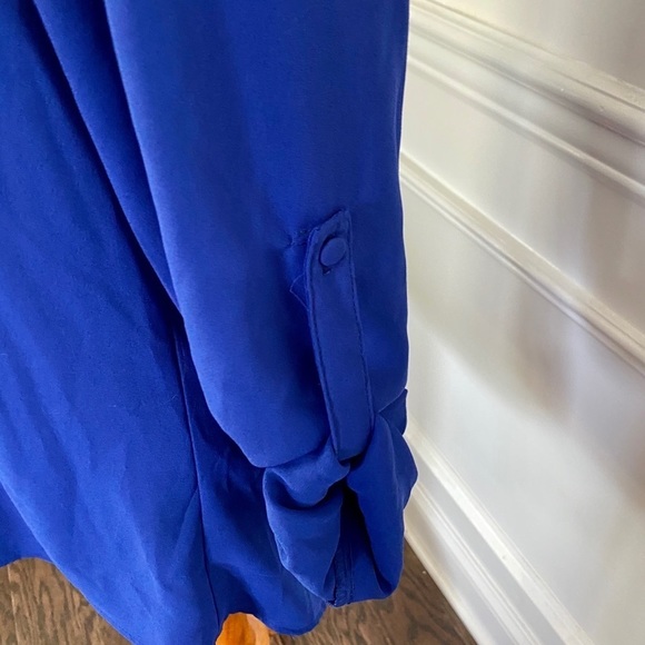 41 Hawthorn V-neck, Roll Tab Sleeve Blouse, Small - Picture 3 of 5